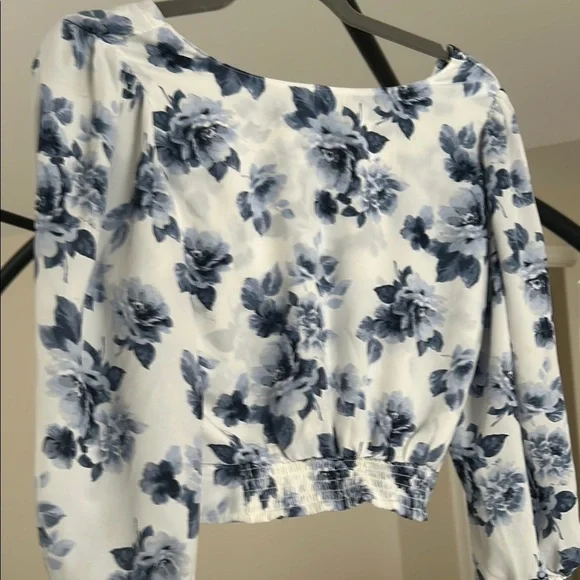 Abercrombie Floral Blue and White cropped blouse - Picture 2 of 3